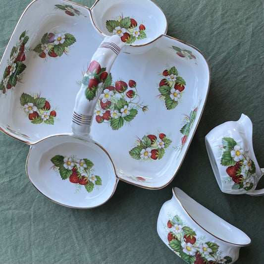 🏴ハマースレイ ストロベリーライプ ストロベリーバスケット3点セット with a berry on top!