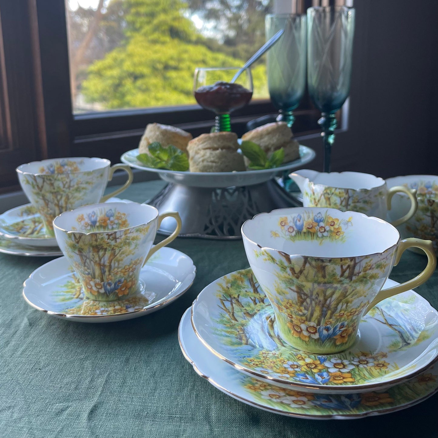 🏴シェリー ダッフォディルタイム コーヒー・紅茶兼用カップ、ソーサー、サイドプレートのトリオ