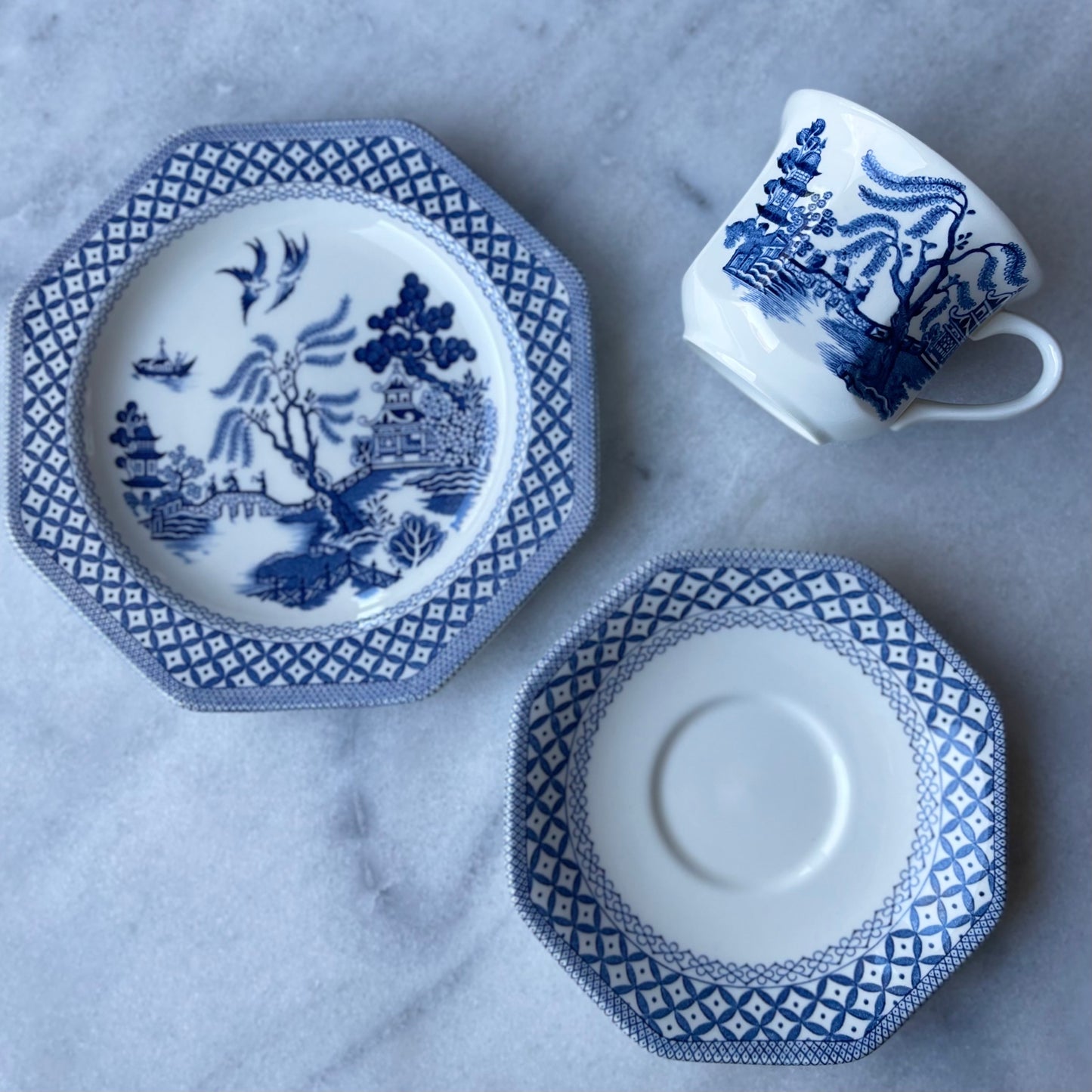 🇬🇧J&Gミーキン アイアンストーン ウィロー ティーカップ、ソーサー、サイドプレートのトリオ