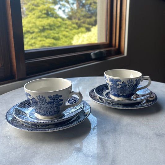🏴ブロードハースト アイアンストーン ブルーウィロー ティーカップ、ソーサー、サイドプレートのトリオ リントンズグッズ付き