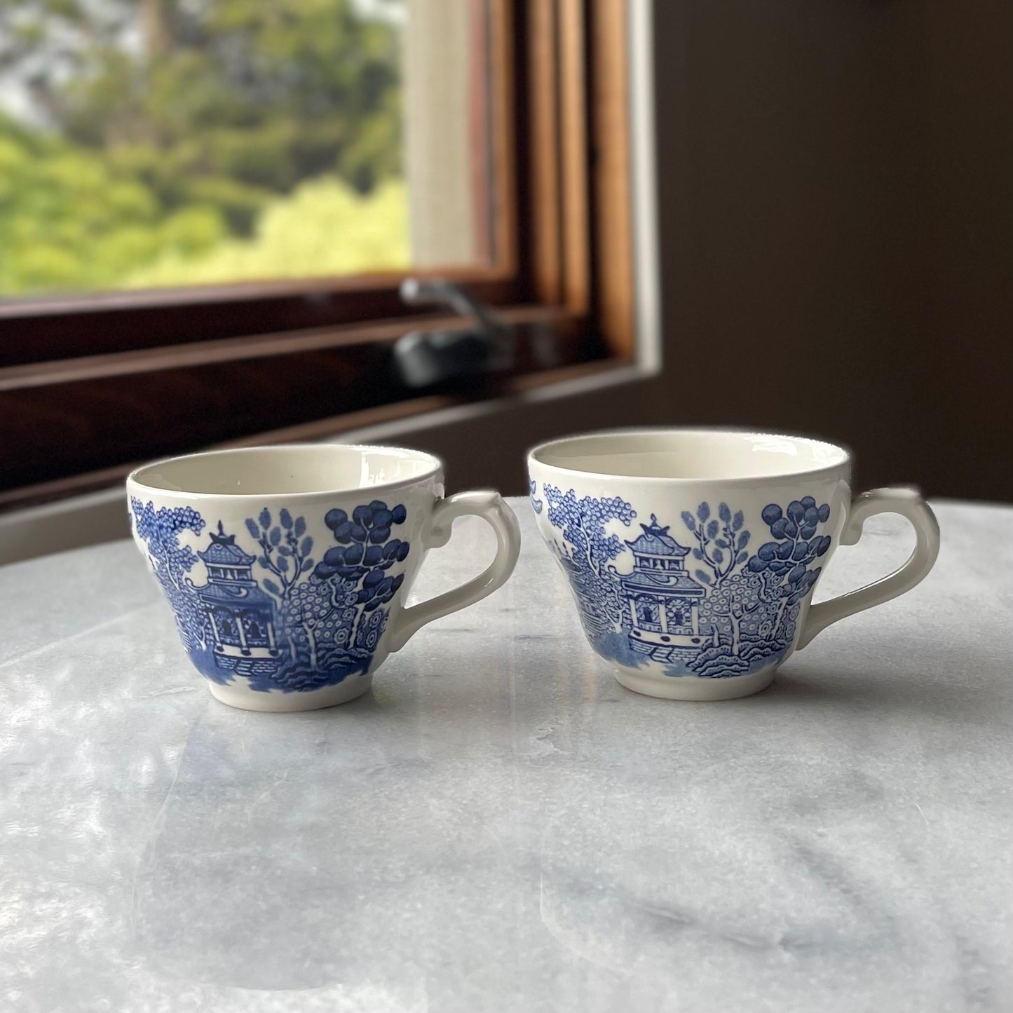 🏴ブロードハースト アイアンストーン ブルーウィロー ティーカップ、ソーサー、サイドプレートのトリオ リントンズグッズ付き