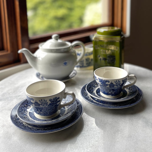 🏴ブロードハースト アイアンストーン ブルーウィロー ティーカップ、ソーサー、サイドプレートのトリオ リントンズグッズ付き