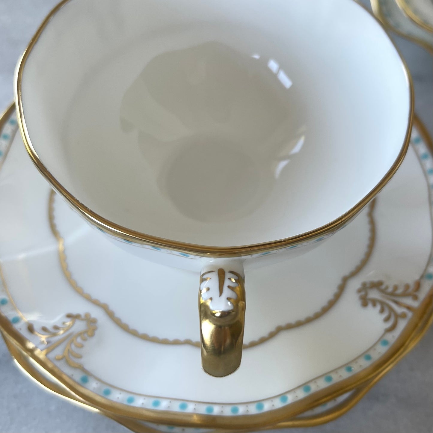 🏴ロイヤルクラウンダービー ロンバディ カップ、ソーサー、ティープレートのトリオ【アウトレット品】