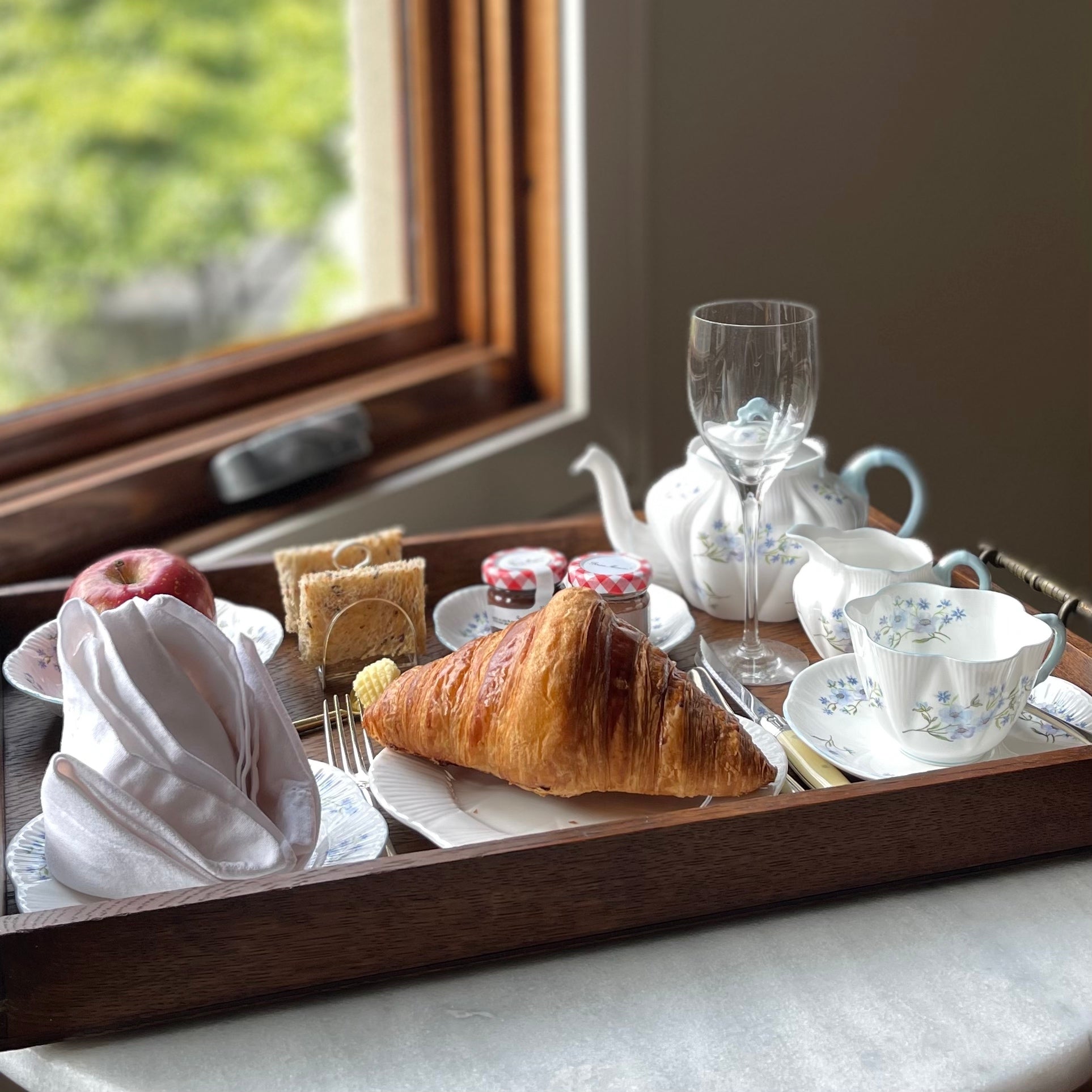 ブレックファーストトレイ上のシルバートーストラック